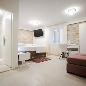 Lions Luxury Pensión Split